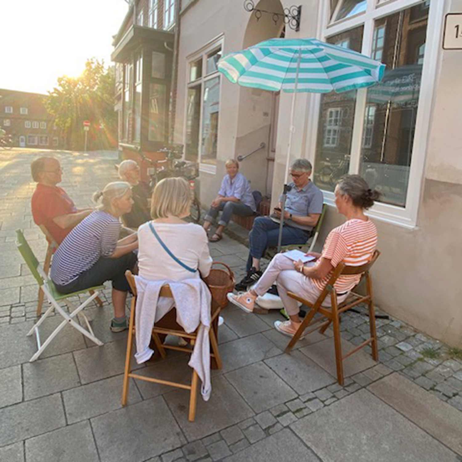 Erstes Treffen Interessierter vor dem Pluto in Lüneburg