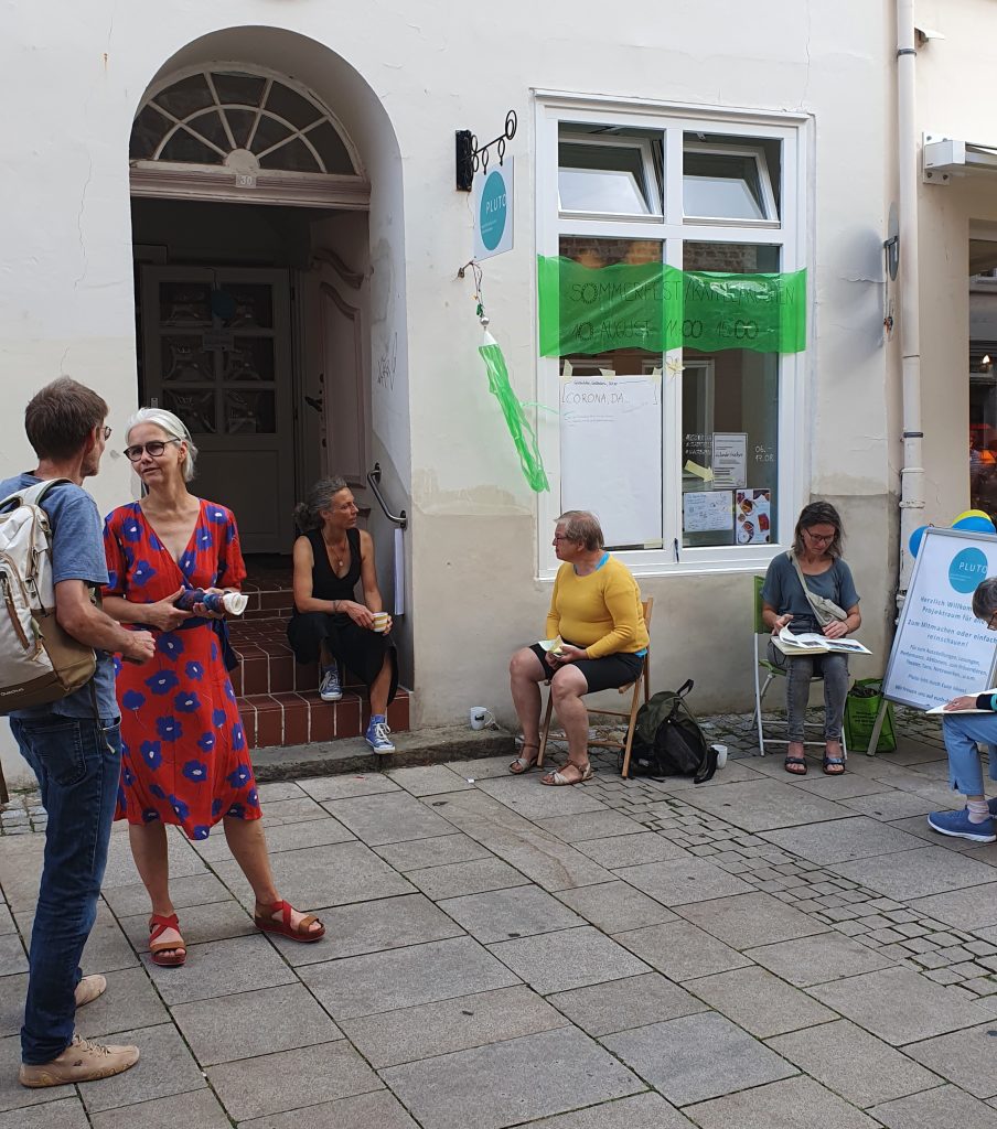 Pluto in Lüneburg, Blick von außen während der Samstagöffnung für die Wanderbücher